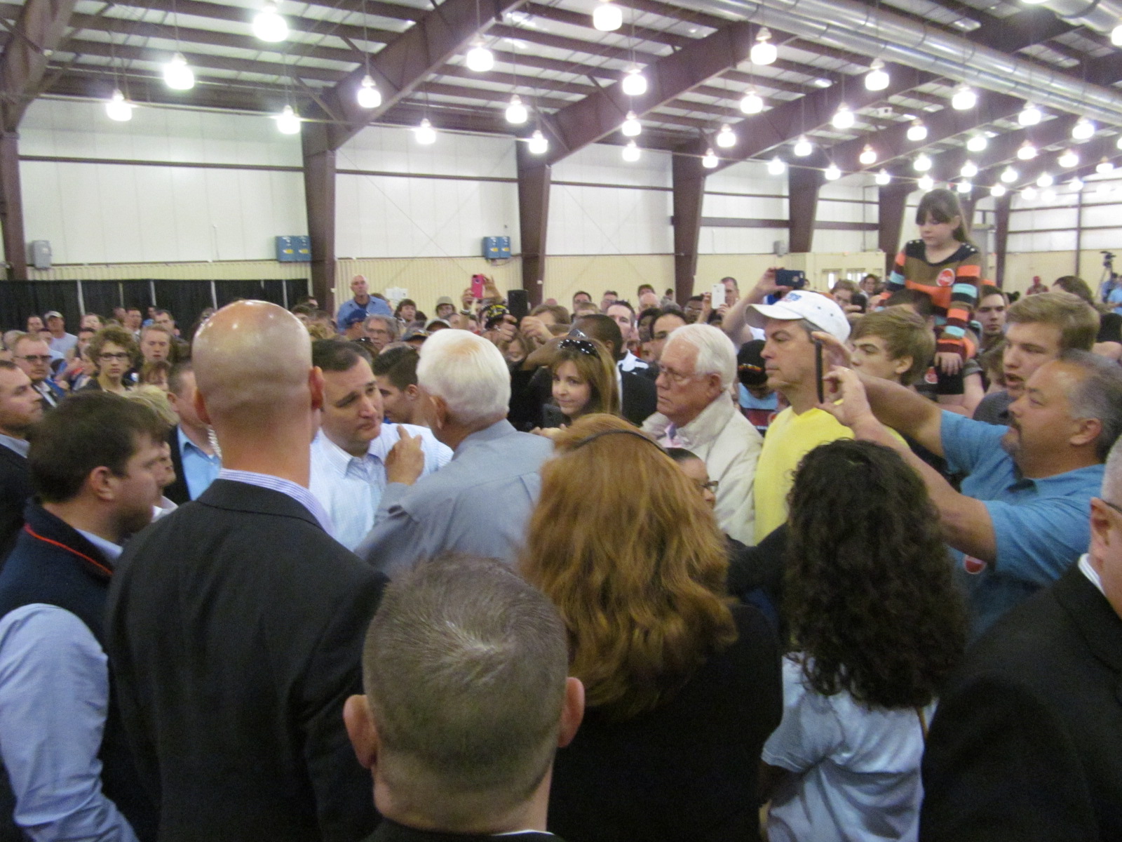 Ted Cruz listens to voter following rally (SX021038.JPG)