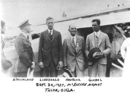 Charles_Lindbergh-Arthur_Goebel-McIntyre_Airport_1927.jpg